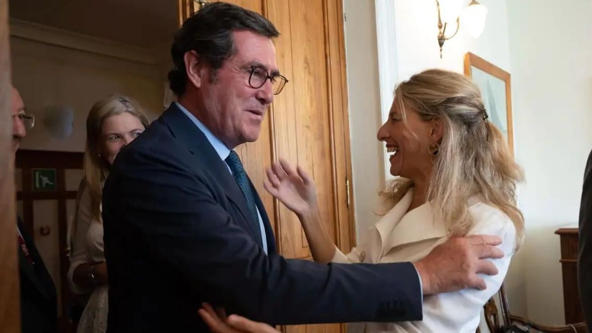 Antonio Garamendi y Yolanda Díaz saludándose. Antonio Garamendi con Yolanda Díaz