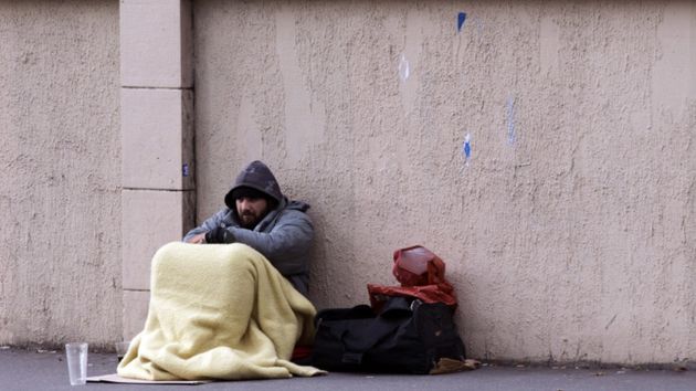 Un hombre de 60 años vivía en la calle sin dinero, familia ni amigos: ahora es director de una inmobiliaria y cobra miles de euros al mes