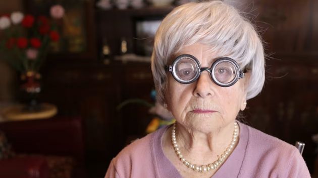 Una mujer fallece y su hijo cobra todo su plan de pensiones: paga la residencia y se queda con el resto