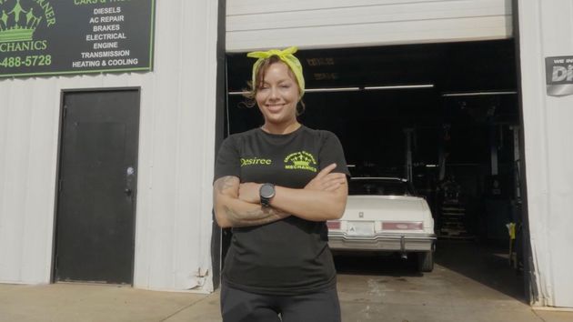 Una mujer deja la enfermería y abre un taller mecánico que genera 410.000 euros al año: “era la forma más rápida de ganar dinero”