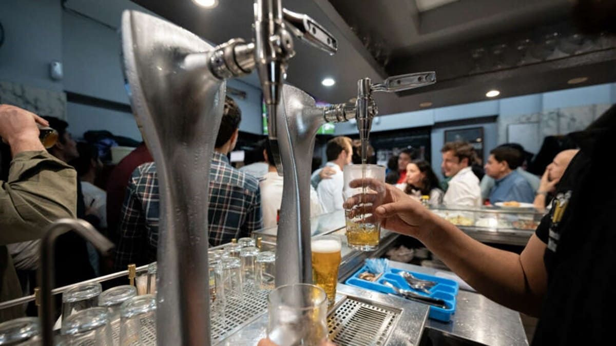 Los camareros en España, los trabajadores peor pagados, según el INE Un empleado tira una caña en un bar