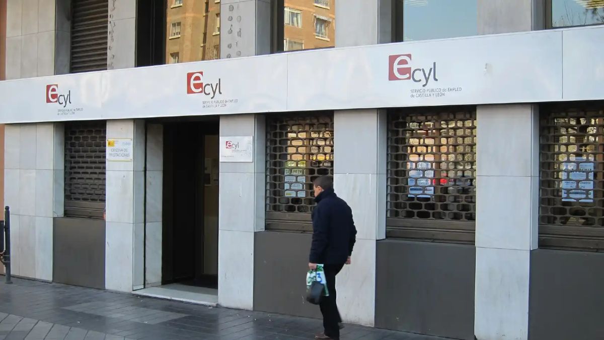 Una persona pasando por la oficina del ECyL Una persona pasando por la oficina del ECyL