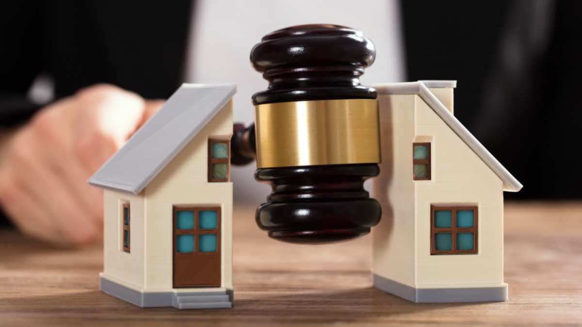 Figura de casa con el mazo de un juez Figura de casa con el mazo de un juez