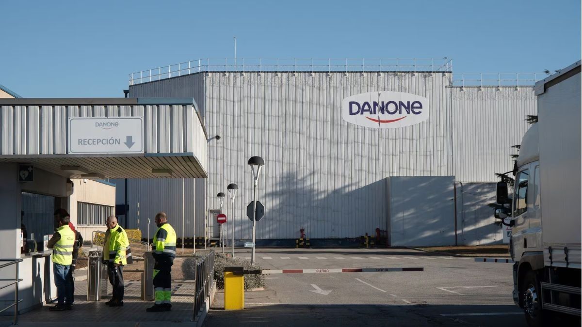 Danone busca personal para trabajar por todo el mundo: pagan plus de residencia y hay teletrabajo Fábrica de Danone