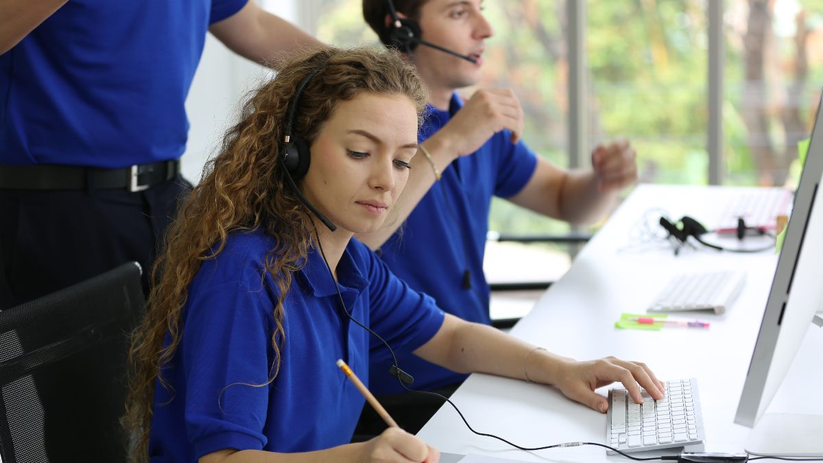 Una agente telefónico trabajando en un contact center