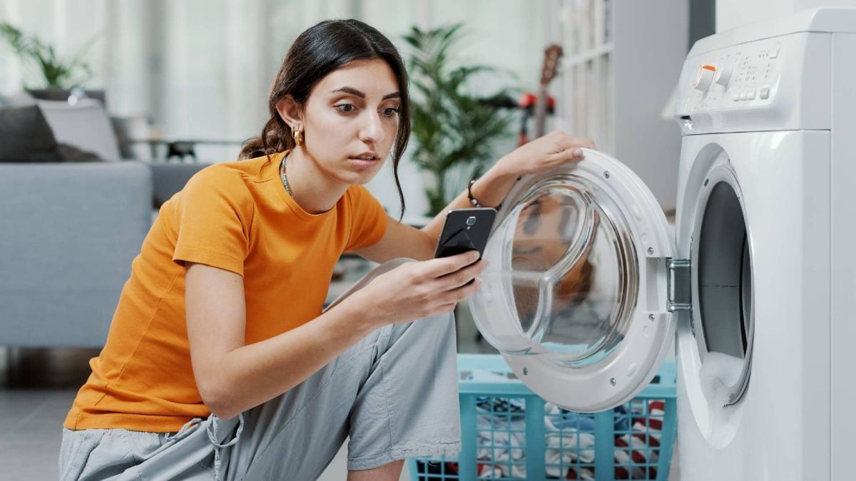 Precio de la luz del viernes 6 de junio de 2025, por horas: cuándo es más barata y más cara en el día mujer consulta precio de la luz