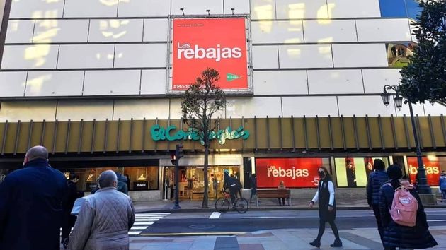 Un empleado que llevaba 24 años en El Corte Inglés es despedido por llevarse unas latas de bonito y unos entrecots: es procedente