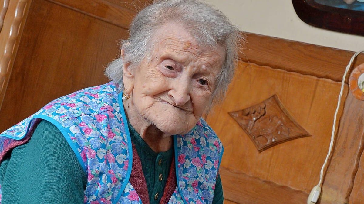Una jubilada deja una herencia de 500.000 euros a su cuidadora "espiritual", que la atendió solo unos meses, y su sobrino impugna el testamento una anciana sentada