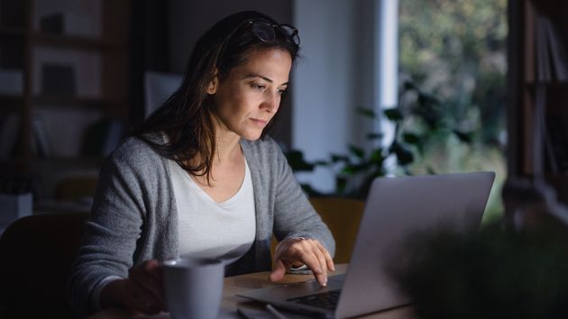 La justicia concede a una madre teletrabajar al 100% para cuidar de su hija con discapacidad: se lo denegaron sin justificarlo y deben pagarle 7.501 euros de indemnización