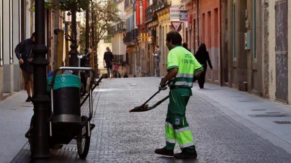 Un empleado de limpieza es despedido por “ineptitud” tras una angina y el juzgado lo declara improcedente: deberán readmitirlo o pagarle 14.000 euros Empleado de limpieza durante su jornada