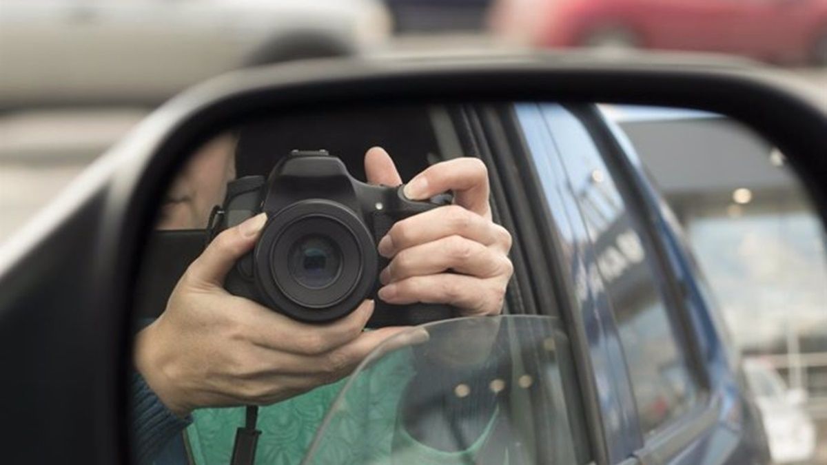 Un detective privado vigilando en un coche