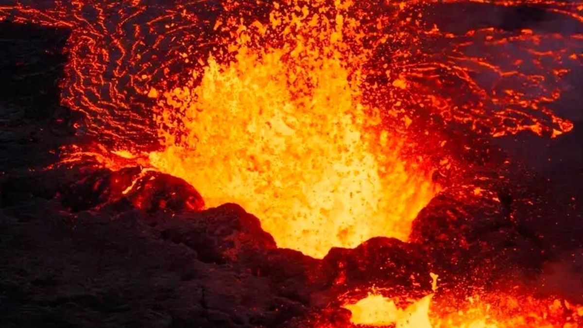 Lava volcánica durante una erupción. Lava volcánica