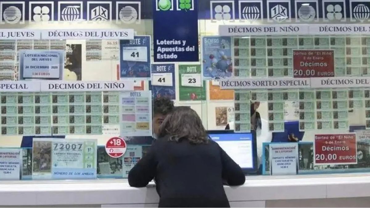 Mujer comprando Lotería. Administración de Lotería