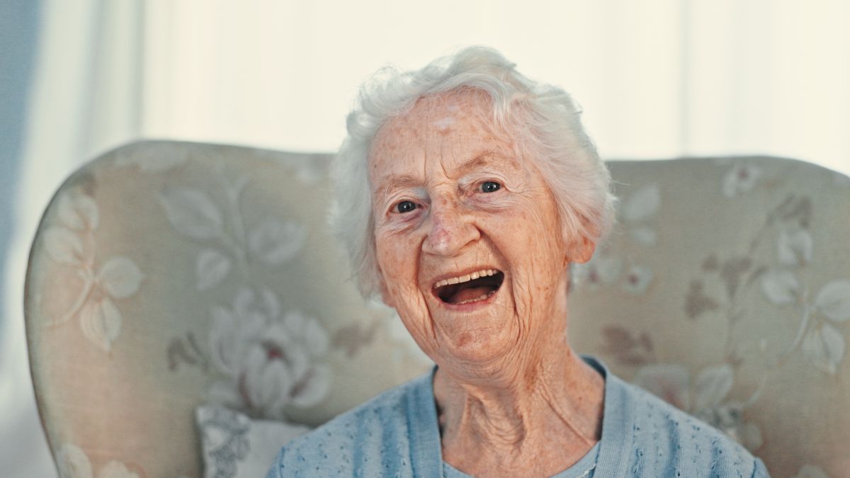 Mujer mayor sonriendo Mujer mayor sonriendo