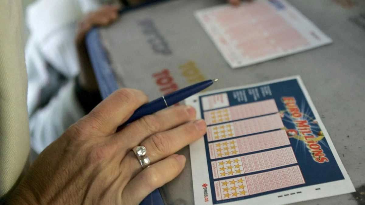 La mano de una mujer rellenando el Euromillones La mano de una mujer rellenando el Euromillones
