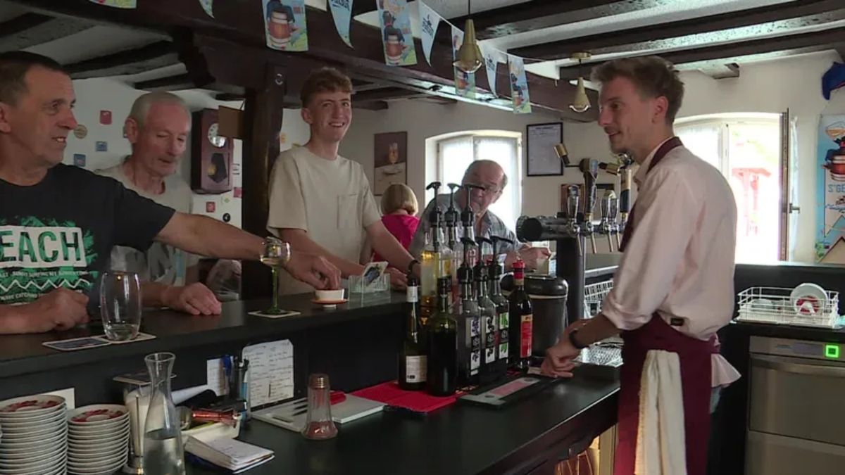 Un joven da un giro de 180 grados a su vida y abandona su trabajo para mudarse al pequeño pueblo de sus padres El dueño del restaurante atiende a los clientes