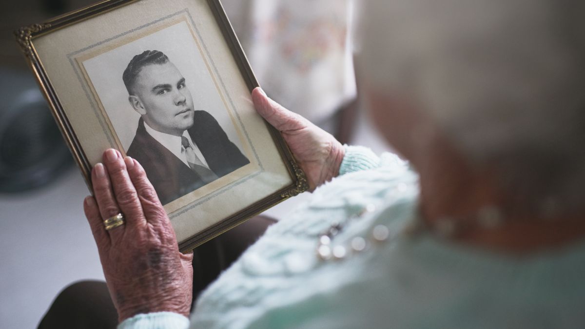 Mujer triste mirando foto Mujer triste mirando foto