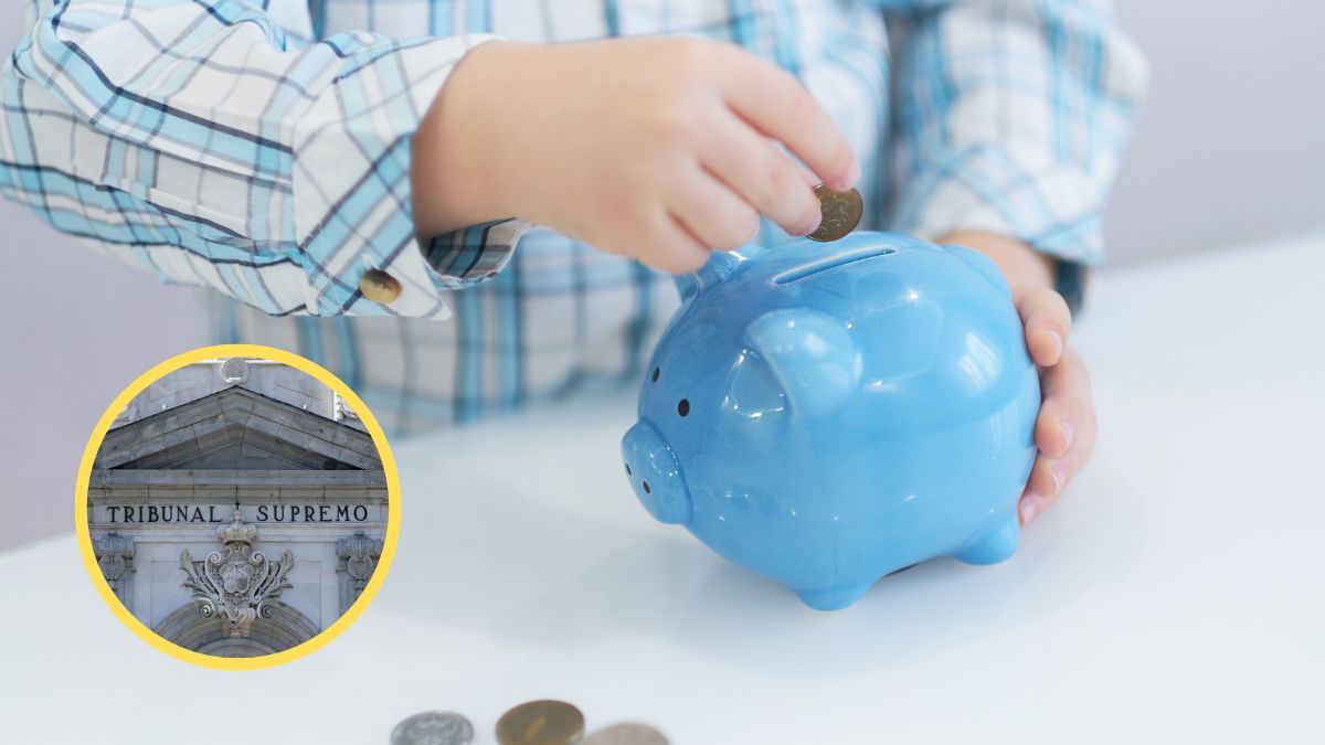 Niño echando monedas en una hucha Niño echando monedas en una hucha