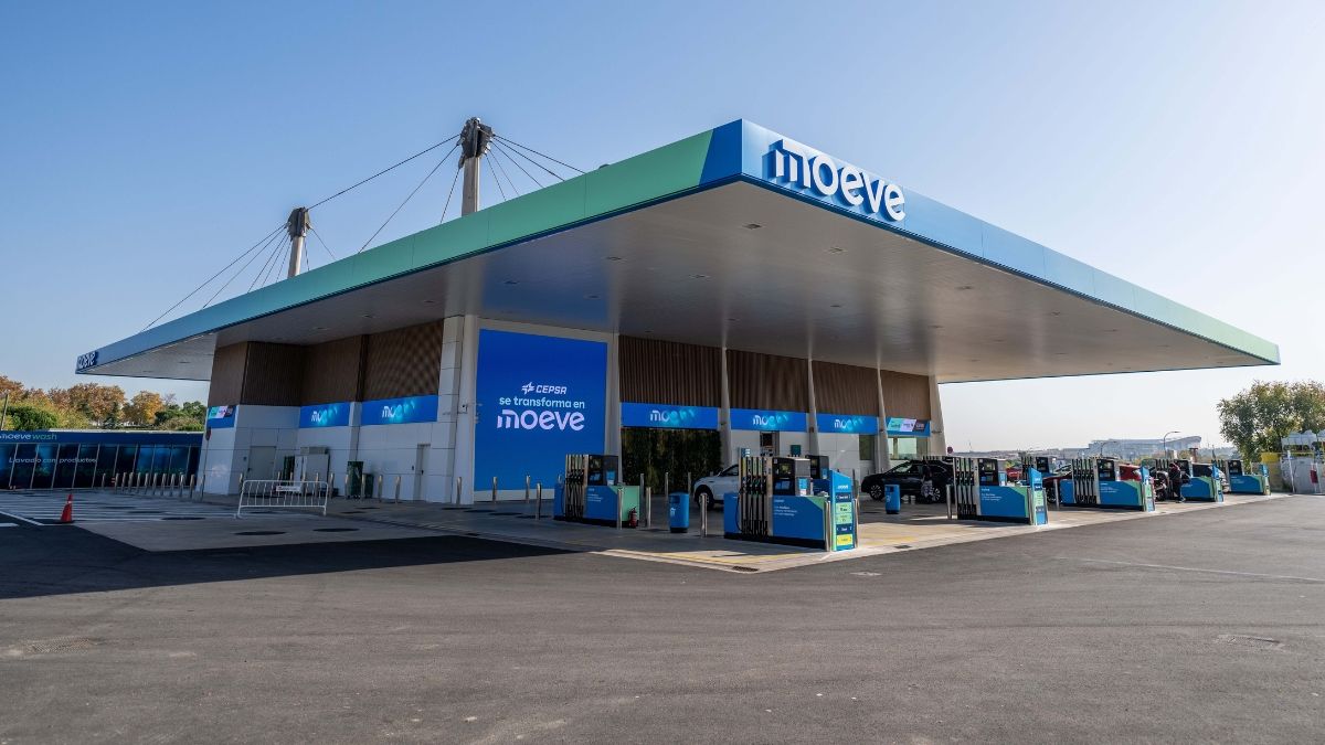 Una estación de servicio Moeve. Estación de servicio