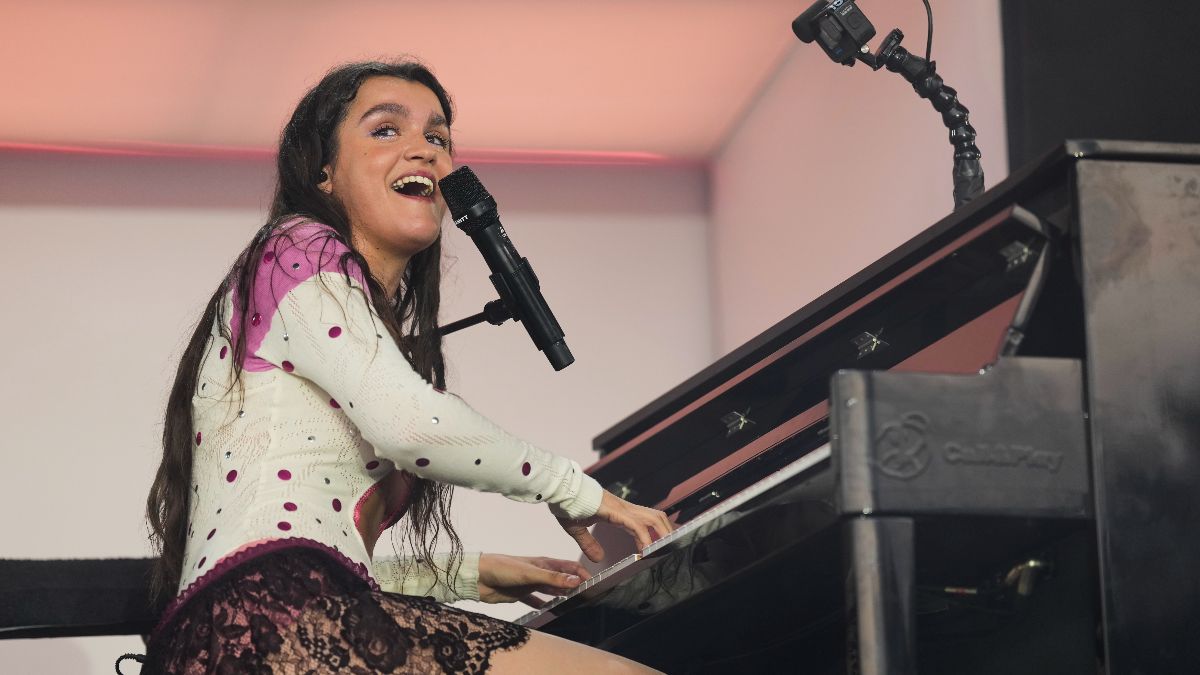 La cantante Amaia durante su actuación al piano amaia actuacion piano primavera sound
