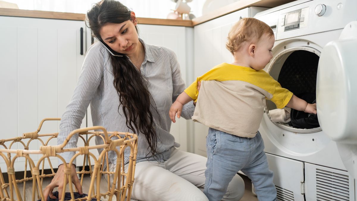 Precio de la luz 9 de junio de 2025 Madre e hijo poniendo la lavadora