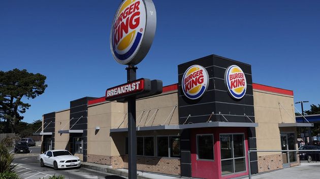 Un joven vuelve a trabajar a Burger King después del día de su graduación con la misma ropa puesta y recibe 200.000 euros de sorpresa