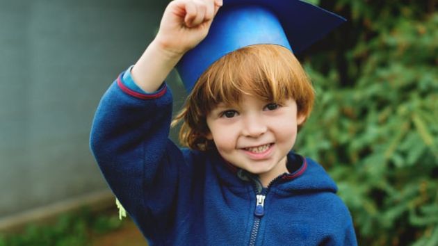 La habilidad número uno que debes enseñarle a tu hijo “lo antes posible”, según un experto en psicología: tendrá éxito en “casi todo”