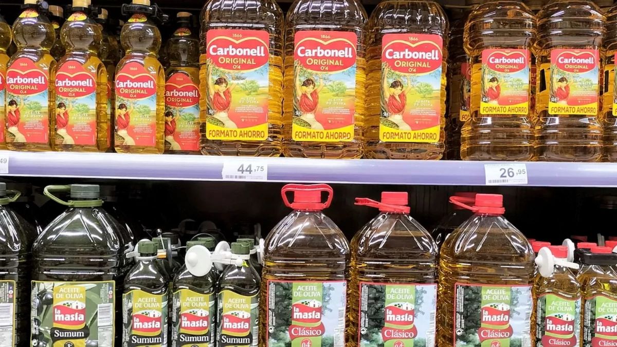 Alcampo revienta el precio del aceite de oliva virgen extra: así es la oferta que arrasa en sus tiendas Botellas de aceite de oliva