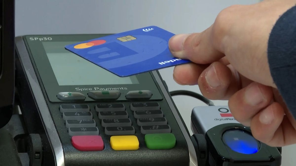 Un trabajador cobra un cheque de 90.000 euros a nombre de su empresa, gasta 84.000 euros y ahora está despedido porque sus jefes le han pillado Una mano pagando en un terminal bancario