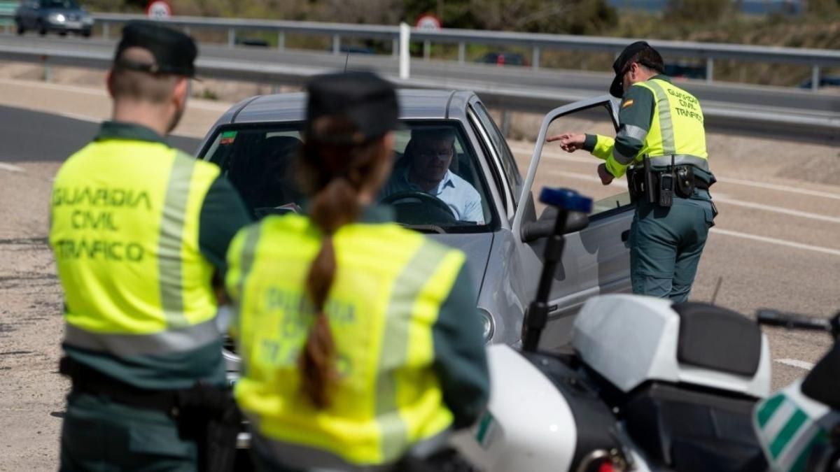 Un agente de la Guardia Civil deteniendo a un coche Un agente de la Guardia Civil deteniendo a un coche
