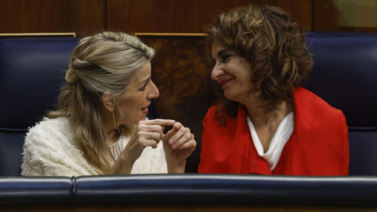 La vicepresidenta segunda del Gobierno y ministra de Trabajo, Yolanda Díaz, conversa con la titular de Hacienda, María Jesús Montero La vicepresidenta segunda del Gobierno y ministra de Trabajo, Yolanda Díaz, conversa con la titular de Hacienda, María Jesús Montero