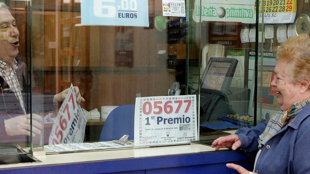 Una mujer pierde su boleto de lotería con un premio de casi 500.000 euros: cuando ya el plazo para cobrar el premio se iba a cumplir, la localizan a través del banco y pasa esto