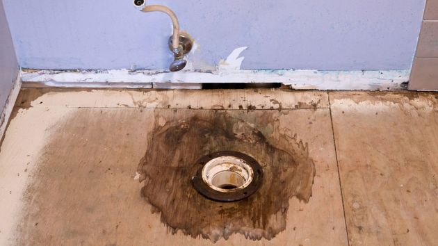 Un vecino denuncia a la comunidad tras sufrir inundaciones por aguas fecales durante 15 años por defectos en la instalación y la justicia le obliga a pagar por la reparación
