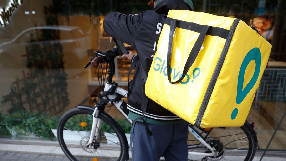 "Tengo que entregar 20 pedidos al día": la complicada situación laboral de los 'riders' a domicilio Un repartidor de Glovo