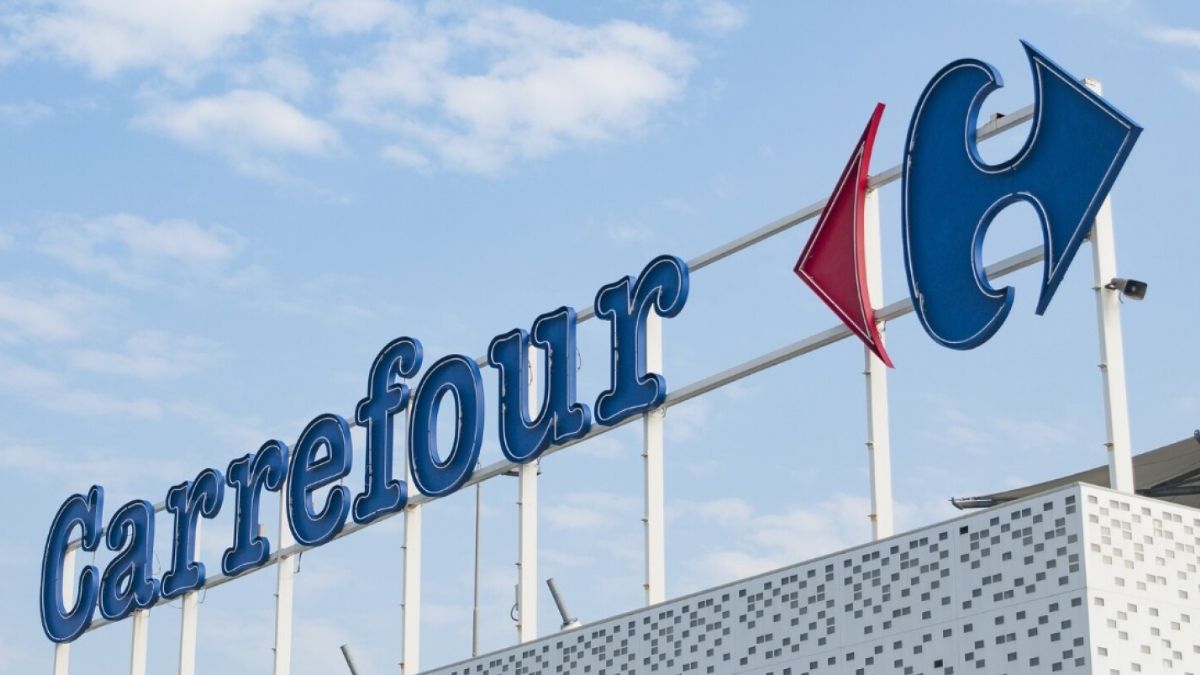 Carrefour revienta el precio del jamón serrano de bellota y lanza un chollazo en el aceite de oliva virgen extra Cartel de un supermercado Carrefour