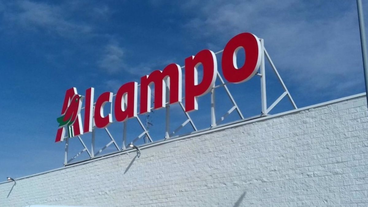 Cartel de un supermercado Alcampo