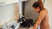 Mujer en fregadero