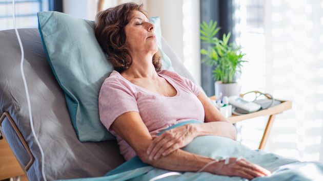 Una mujer en la cama de un hospital