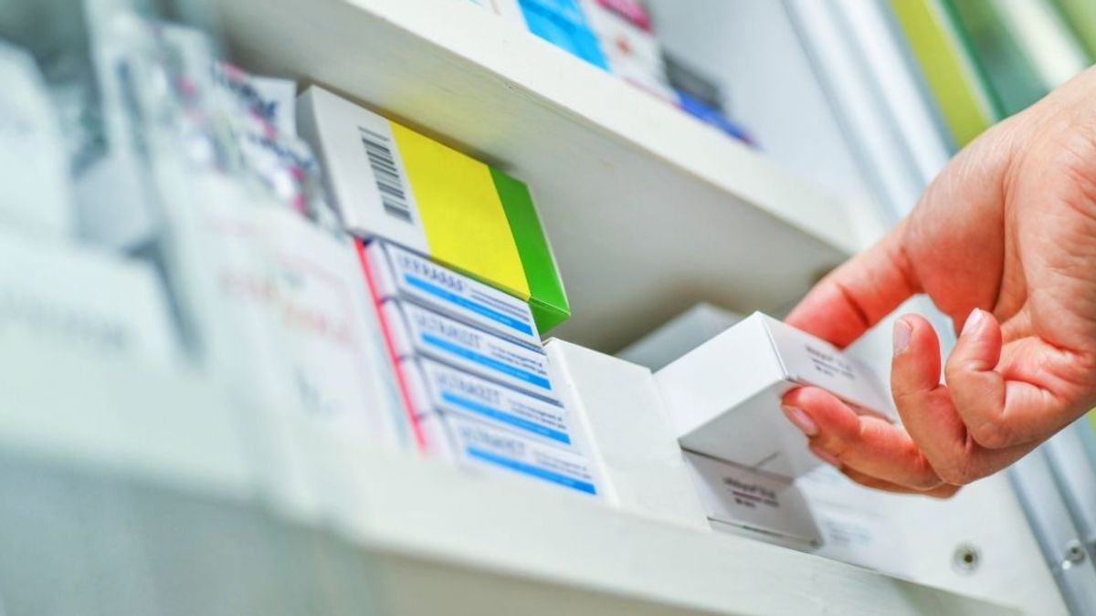 Farmacéutica cogiendo unos medicamentos