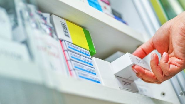 Farmacéutica cogiendo unos medicamentos