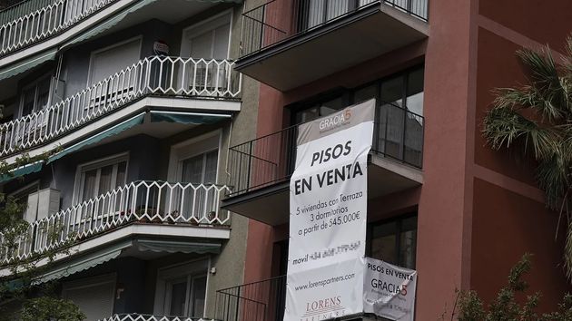 Pisos en venta en una fachada de un edificio en Barcelona en una imagen de archivo