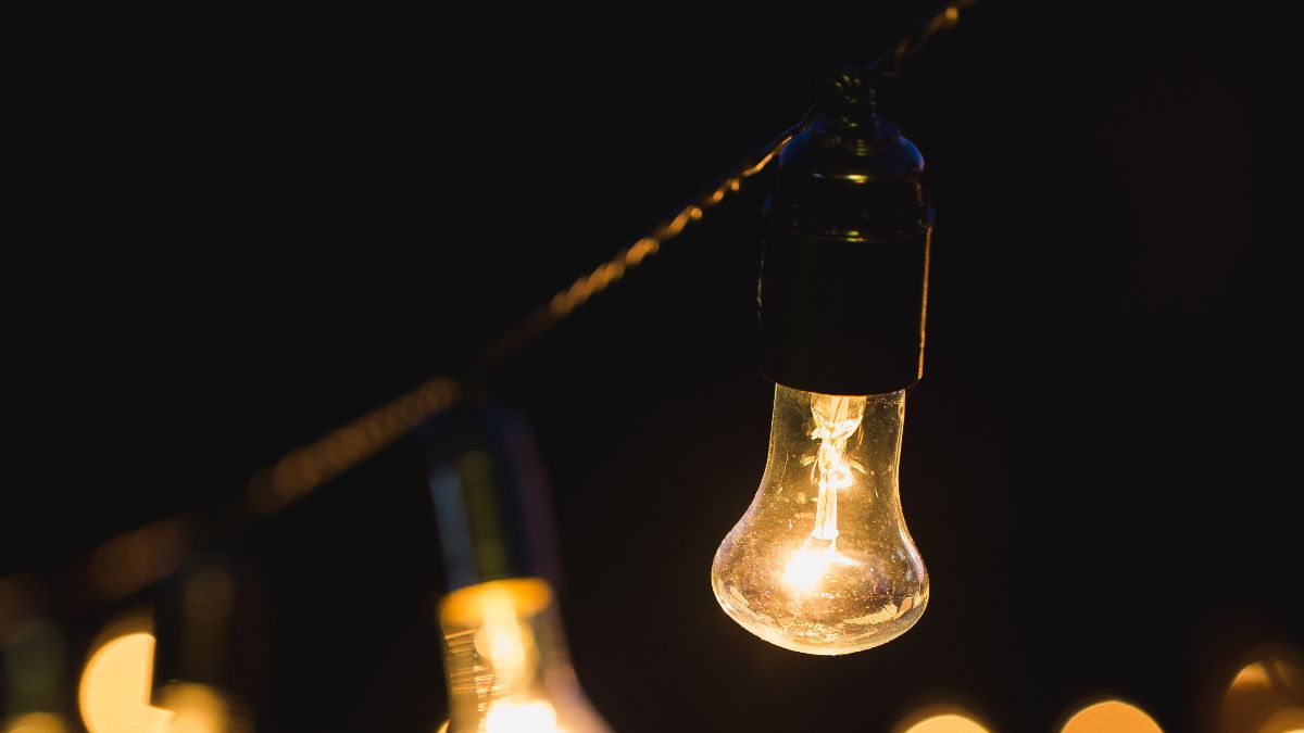 Precio de la luz vierne,s 13 de junio de 2025 por horas: cuándo es más barata y más cara en el día una bombilla