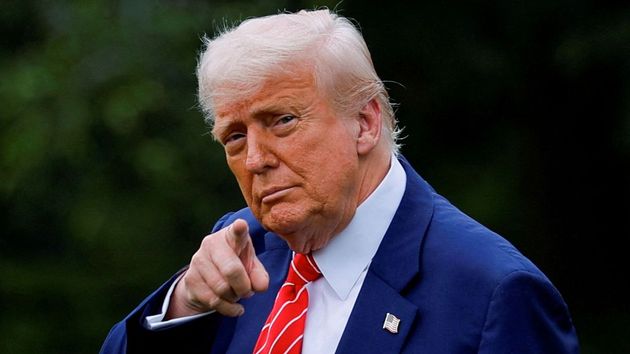 Donald Trump señalando