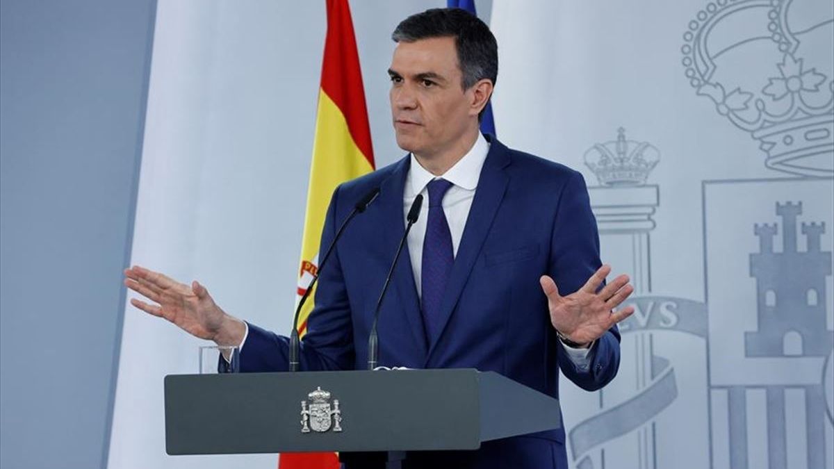 Pedro Sánchez ha pagado 200.000 euros para la escuela de verano de los hijos de sus empleados Pedro Sánchez haciendo un gesto con las manos