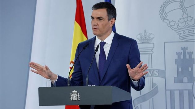 Pedro Sánchez haciendo un gesto con las manos