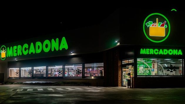 Supermercado Mercadona nocturno