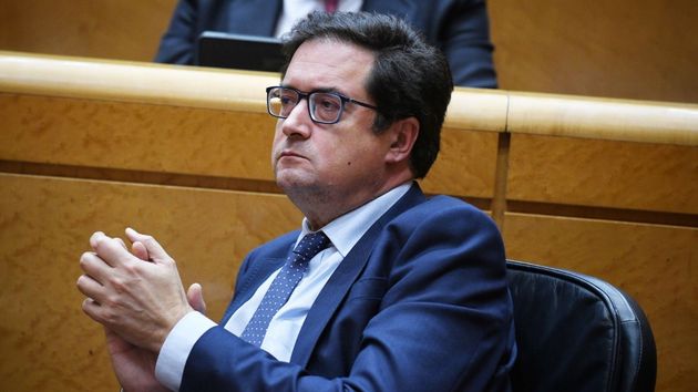 El ministro Óscar López aplaudiendo