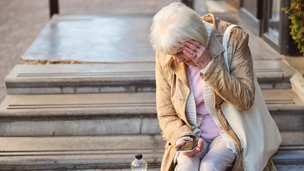 Una mujer de 86 años pierde 900 euros de su pensión: un desconocido le pinchó las ruedas del coche y robó su tarjeta de crédito Mujer mayor consultando el teléfono