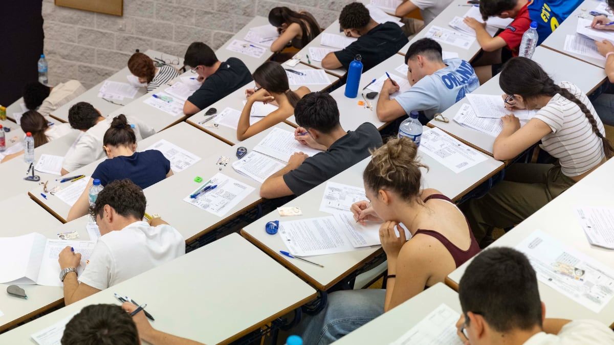 Notas PAU Andalucía 2025: resultados de los exámenes de selectividad Varios estudiantes se examinan de la PAU en Andalucía