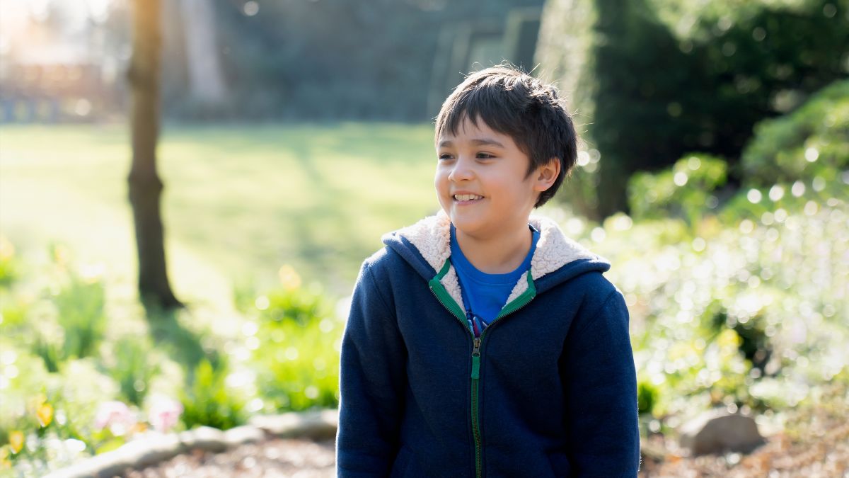 Un niño feliz en el campo Un niño feliz en el campo